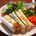 ユカフェ - Bモルタデッラとゆで卵とカレー風味コールスローのサンドイッチと鎌倉野菜のサラダとお豆をトマトソースで絡めたもの