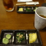 つきだしとドリンク