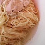 煮干乱舞 - これがみちゅ(昆布水)です。麺に纏わせていただくとシャープな濃厚煮干のつけ汁がまろやかな味わいに変化。つけ汁につけずに塩だけふりかけて食べても美味。