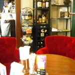 樽に赤いベロア張りのチェア