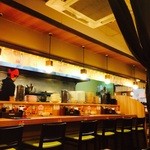 なりよし - 店内 カウンターとテーブル