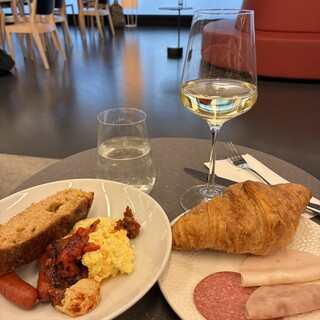 Austrian Airlines Business Lounge Non-Schengen_1