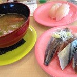 回転寿し魚まる - 光り3貫盛230円、根室産青そい230円、えび汁180円