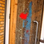 まんねんカレー - お店の扉の「豚」のマークが可愛い