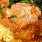 まんねんカレー - 全部のせ まんねんとんこつカレー（とろ肉）