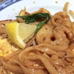 ハノイ・カフェ - 自家製麺はモチモチして美味しい〜　添えてあるレモンを搾って〜