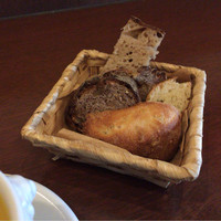 ビストロモンマルトル - 可愛らしく盛られたパン。