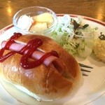 明日香 - ホットドッグ、カレーサラダとハムが挟んであります、ゆで卵サラダ、野菜サラダとカステラ、パイナップルが付いていました