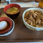 すき家 - 料理写真:牛丼並盛、たまごセット(税込630円)
