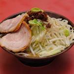 王道家 - 野菜増しラーメン：６５０円＋バラ肉トッピング。家系と相性のよい野菜をたっぷりとトッピング。
もやしのシャキシャキとした食感ともちもちの麺が絶妙な相性。
※＋２０円でバラ肉を1枚トッピングいたします。