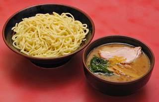 王道家 - つけ麺。つけ麺にかかせないのは、もちもちの太麺にまけない力強くきれのあるスープ。
ラーメンとはまた違った味わいが口の中いっぱいに広がります。