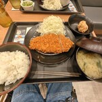 松のや - 料理写真:ロースカツ定食 唐揚げ1個