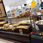 お惣菜のまつおか - 料理写真:お店のショーケースの上に、総菜パック(540円)を発見✨