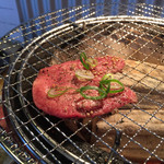 炭火焼肉ホルモン 徳臓 - 2015.5. 牛タン焼いて