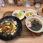 餃子の王将 - 料理写真:日替わりランチ、935円。