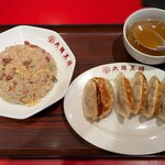 大阪王将 - 料理写真:五目炒飯¥740+元祖焼き餃子¥330