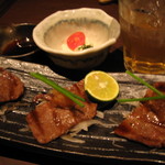 和素材料理とお酒 くさび - 神戸牛の霜降り肉の炙り￥950、クリームチーズ豆腐￥?