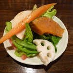 Taishuusakaba Daimasu - 野菜と根菜んのごろごろサラダアンチョビソース（780円）