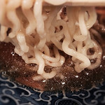 新宿めんや風花 - 自家製麺手揉み中太麺。