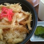 Resutoin Kurobe - 白エビ丼(税込950円)白エビのかき揚げ丼ではなく、白エビ(頭や身がバラバラのものがほとんど)を唐揚げにしたものをご飯のうえにのせ、つゆをかけただけ。