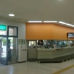 宇奈月駅喫茶 - 黒部峡谷鉄道（株）宇奈月駅舎内からの全景。屋外側からもアクセスできる。