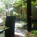 店内から涼しげな庭を眺めながらスイーツを…