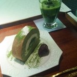 丸久小山園 - 違った角度から抹茶ロールケーキのセットです。