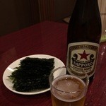 サッポロラガー中瓶500円とサービスの海苔