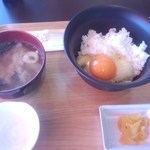 【たまご食堂にて】たまごかけご飯　玉子を割りました<税込>300円※おかわり自由(2015.05.21)