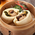 Braised pork wrapped in steamed bread