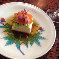 津田楼 - 先付：美山産湯葉豆腐・豆乳豆腐（雲丹・一寸豆・スナップエンド­ウ・卵黄醤油漬・アマランサス）  器：今泉今衛門（１３代もしくは１４代）