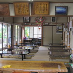 入口傍のﾃｰﾌﾞﾙ席から､奥の座敷席をﾊﾟﾁﾘ。