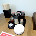 龍苑 - 2015年5月19日(火)　店内　２階の個室(テーブル席)卓上アイテム