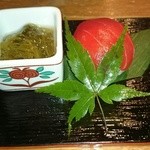 味人 - 本日のお通し  もずく酢とマグロの手まり寿司