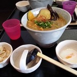 本格手打うどん 大河 - 横から見ると、結構 深い丼ぶりだぁ～！！(・。・;