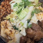 青山餃子房 - 料理写真:【麻辣牛肉ビャンビャン麺】麺と具材