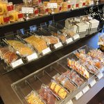 シュークリー - 店内左側の焼き菓子コーナー。