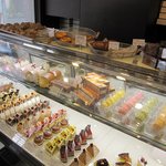 シュークリー - ケーキのショーケースの様子。