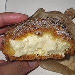 シュークリー - ホイップ感のあるクリームたっぷりな「シュークリーム(\220)」の中身。