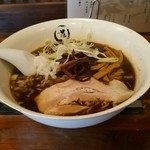 Shu minomise hikihideki - 焦がし黒醤油ラーメン