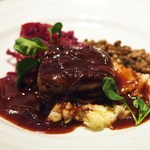 シュペッツレ - 牛フィレ肉のロースト マッシュポテト添え ヴェルテンベルク風 キャラメリゼした玉葱とドイツ赤ワインDAUTELのソース