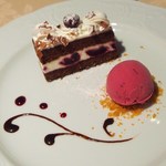 シュペッツレ - パティシエ自家製ケーキ“キルシュトルテ”カシスのソルベを添えて