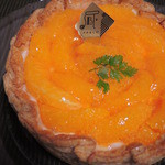 焼きたてチーズタルト専門店PABLO - タルト一面にオレンジが敷き詰められた、
      オレンジ好きにはたまらないタルトだね。
      