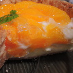 焼きたてチーズタルト専門店PABLO - オレンジとチーズタルト生地の間に、
      ヨーグルトクリームとオレンジピールが
      はさまれていてとてもさっぱりした味わいです。
      これまでの季節のタルトの中で一番好きかな。