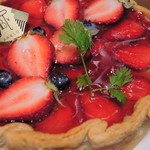 焼きたてチーズタルト専門店PABLO - タルトの表面はいちごのグラサージュでコーティングされていて、
      いちごとブルーベリーでデコレーションされています。