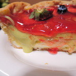 焼きたてチーズタルト専門店PABLO - チーズタルト生地といちごのグラサージュの間に
      ピスタチオのカスタードクリームがはさまれてたよ。
      いちごの赤とピスタチオの黄緑色のコントラストがきれい～
      ピスタチオのカスタードクリームがグッドです！