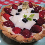 焼きたてチーズタルト専門店PABLO - そして、4月限定いちごと杏仁豆腐のチーズタルト。
      杏仁豆腐のタルトって珍しいよね～♪
      タルト表面にストロベリーソースがかかっていて、
      いちご、杏仁豆腐、ブルーベリーでデコレーションされてるよ。