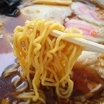 肉のだるまや - ラーメンセット￥580のラーメンの縮れ細麺（H27.5.21撮影）