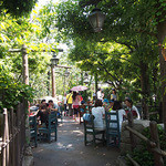 ロストリバークックハウス - ロストリバークックハウスの前にイートインスペースがあります