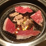 炭火焼肉HONMACHI - 時間かけ
            遠赤外の
            炭火焼き